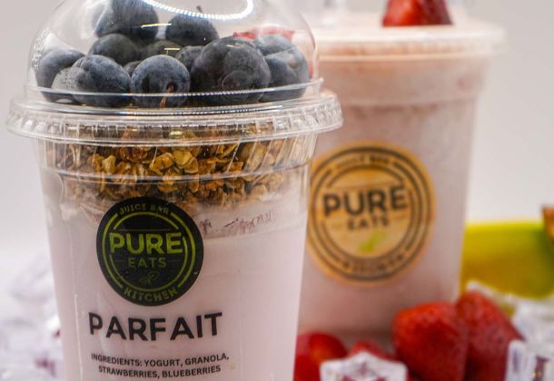 Strawberry_parfait_with_smoothie